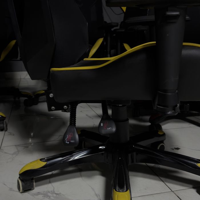 Gaming kreslo 10 ta sotiladi
