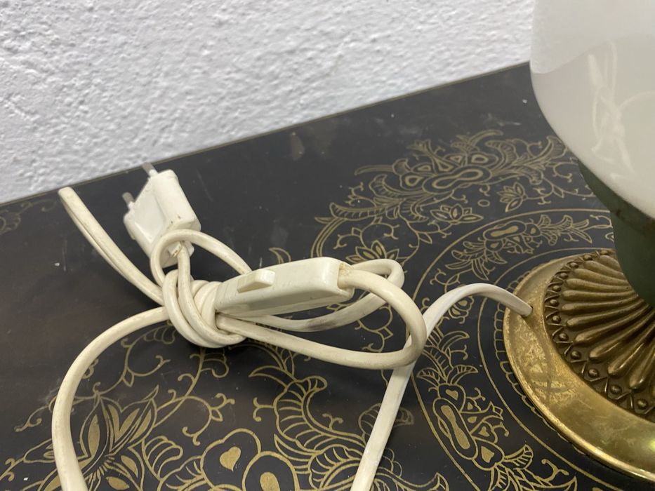 Италианска бастолна лампа с млечно бяло стъкло