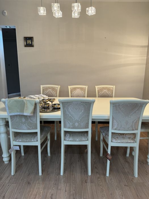Стол с 8 стульями