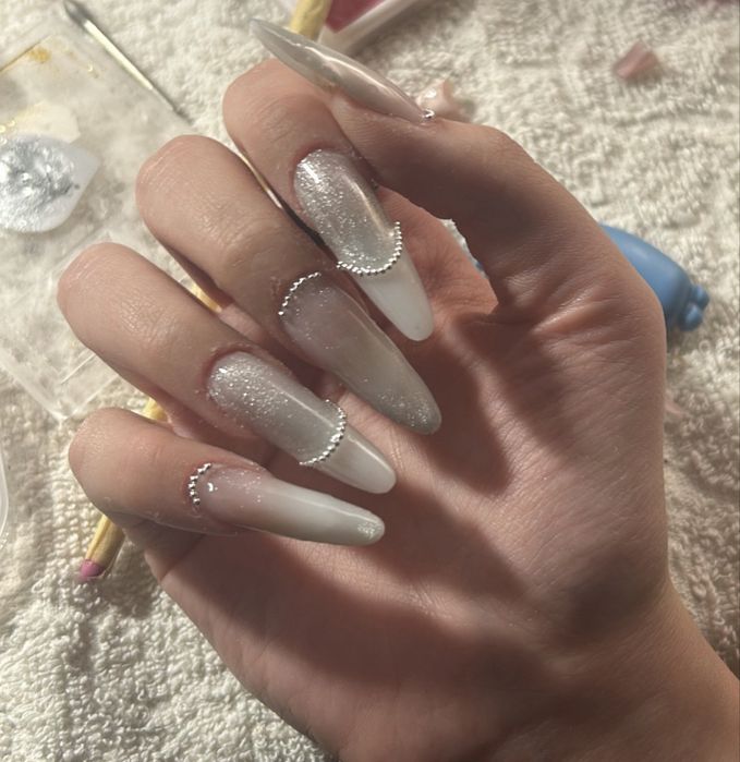 caut cliente la unghii. insta: nailfiction.lab