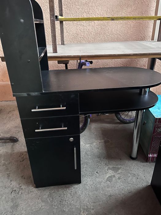 Продам маникюрный стол . Состояние хорошее .