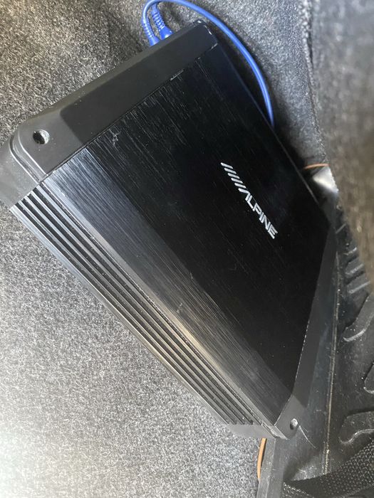 Vând pachet subwoofer auto alpine