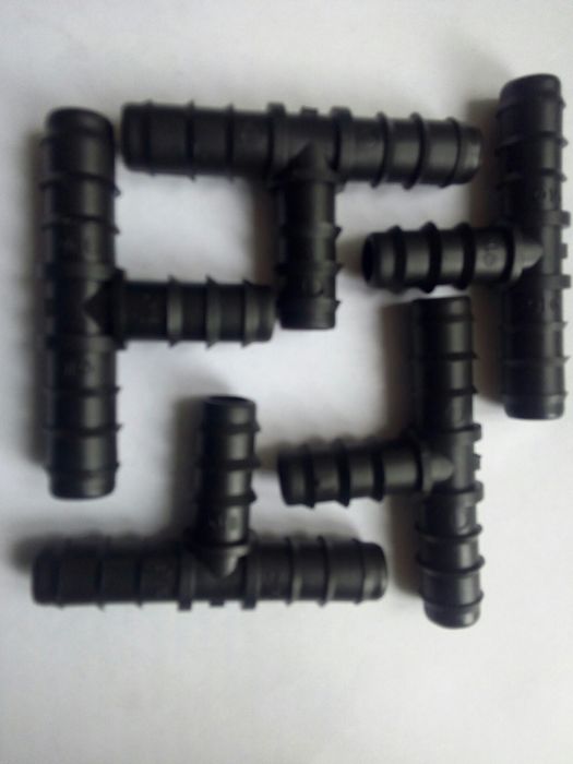 Пластиковые тройник для шланга.