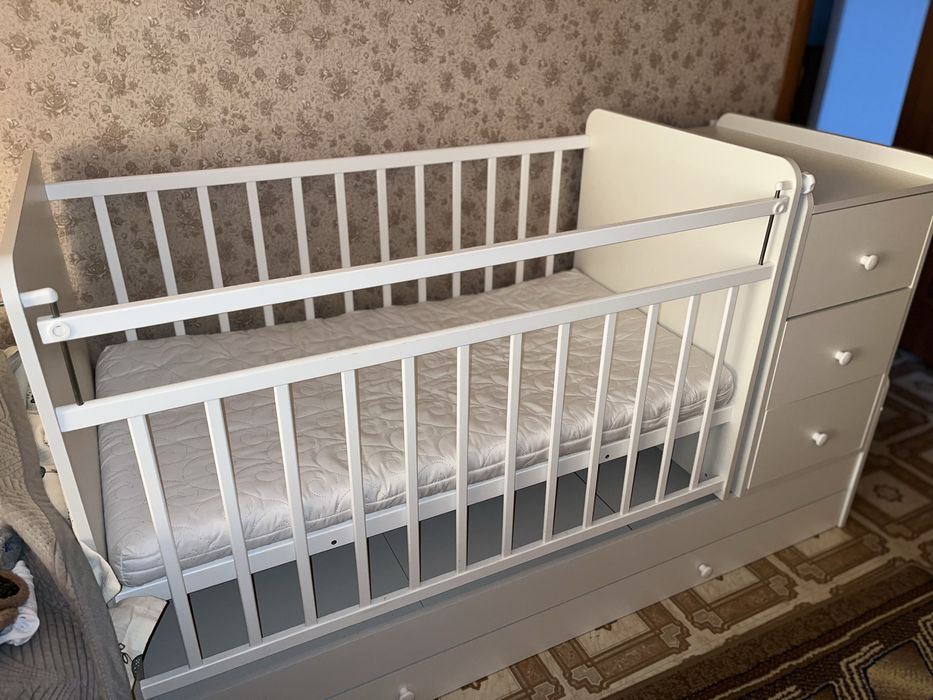 Детская кроватка с матрасом