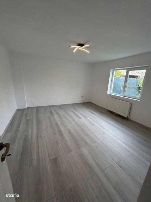 De vanzare casa in Roman cu 3 camere, suprafata teren 360mp,  89.000e