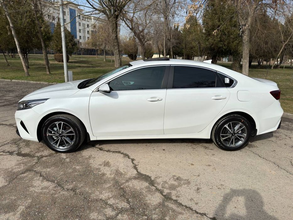KIA Cerato avtomat Lux 2 pazitsiya srochno sotiladi