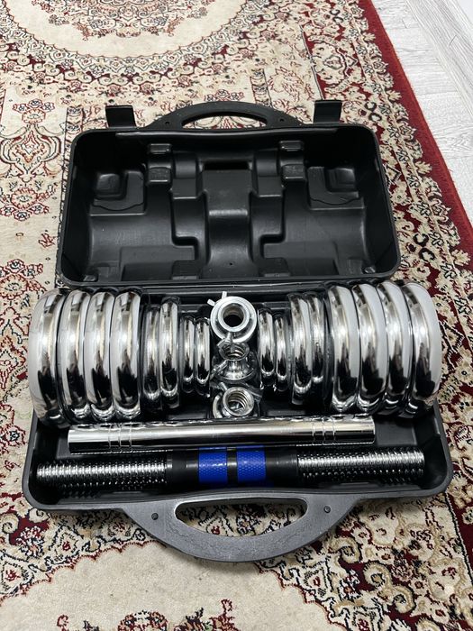 набор гантелей.