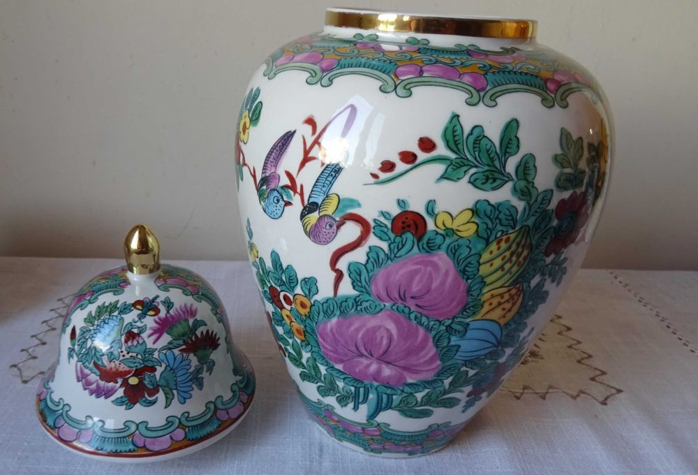 Ваза с капак от Азия, дфинджифилов буркан.