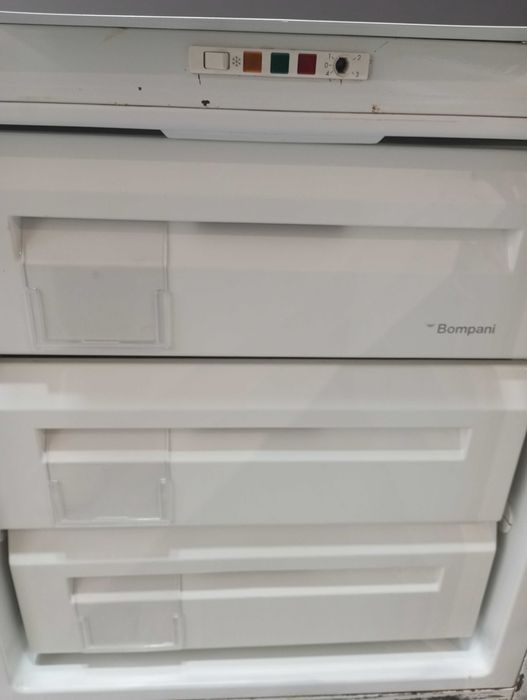 Продавам фризер за вграждане Bompani