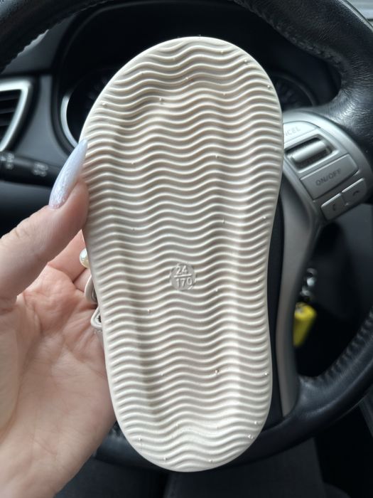 Продам НОВЫЕ босоножки для девочки