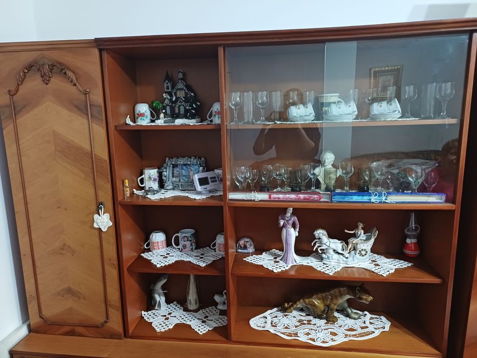 Vand mobila lemn masiv in stare bună