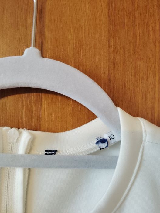 Бяла детска рокля.