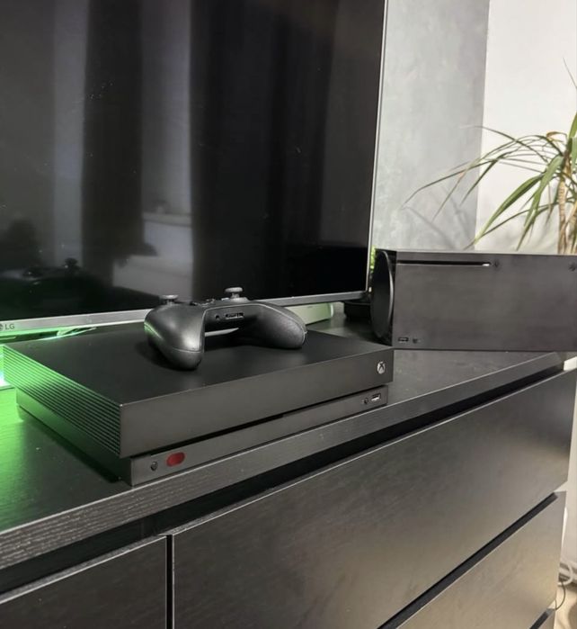 Xbox one x 1tb functioneaza imprcabil.