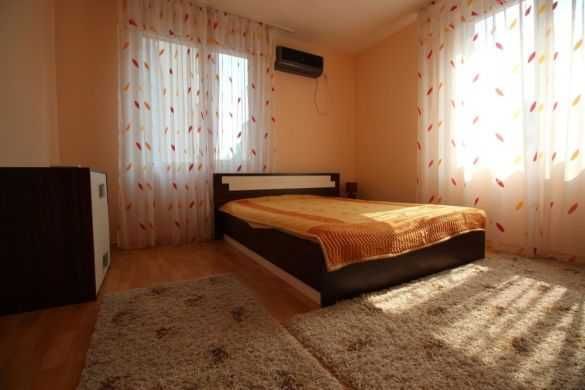 Дава се под наем Тристаен апартамент в Бургас, Център - 80 кв.м за 140.25 € - Снимка #2