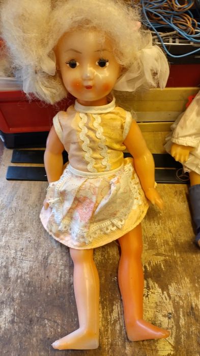 Стари детски кукли и стара детска количка за кукли