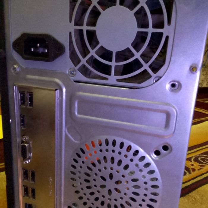 Харошый комп ,в одном месте одна не заметная мятина можем договорится