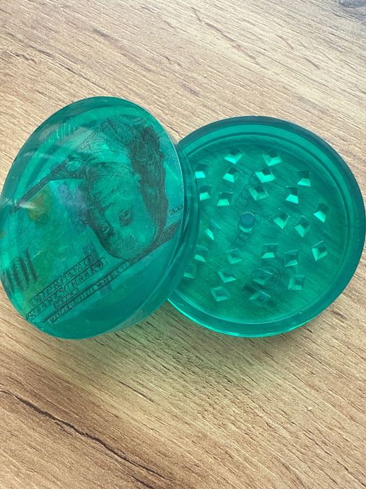 Епоксидна смола: гриндери, хартийки , пепелници и ключодържатели