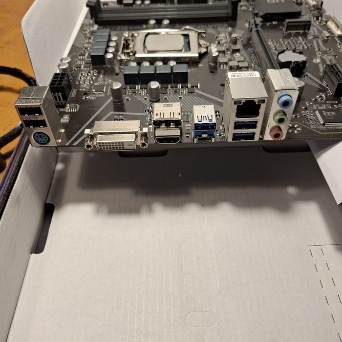 Placa de baza gigabyte B560M DS3H V2 + intel i3 10100f