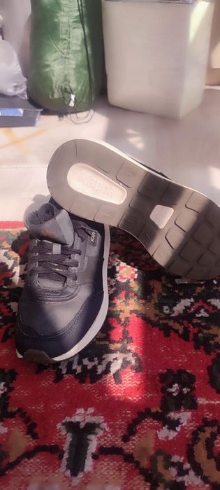 Продам кроссовки кожанные