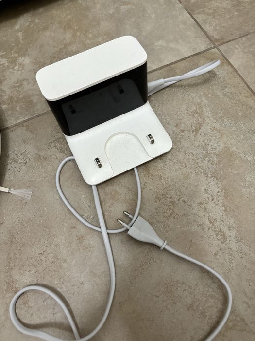 Робот пылесос и зарядка