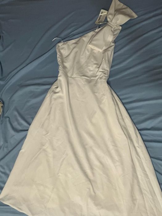 Rochie alba superba cu fundă pe umar