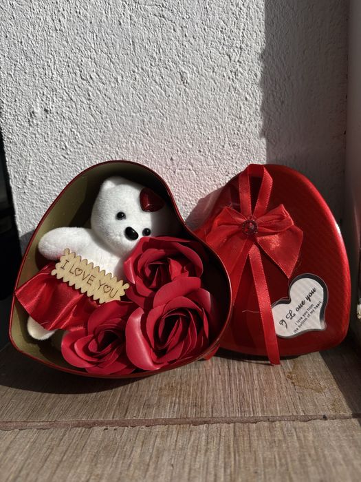 Cutie cadou in forma de inima cu ursulet si trandafiri