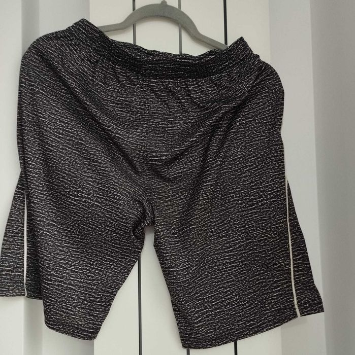 Vand pantaloni scurti Puma