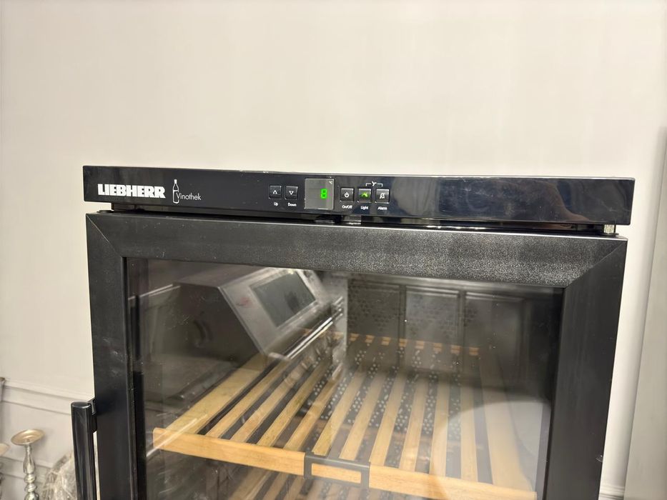 Продам винный шкаф Liebherr