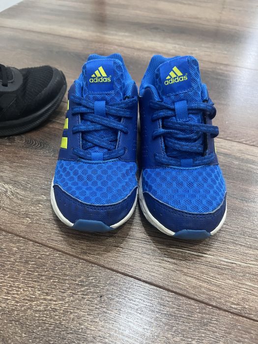 Adidas 30 , o perevche bleu si una neagra