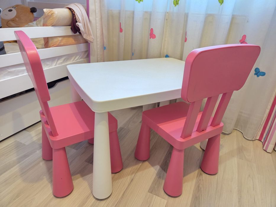 De vânzare masa +2 scaune de copii