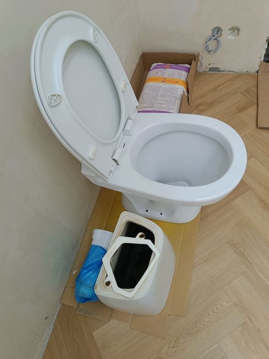 Продам унитаз для ремонта с бочком