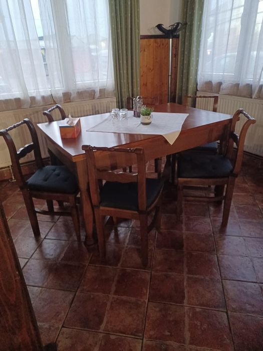 Vând set de scaune plus mese pentru restaurante