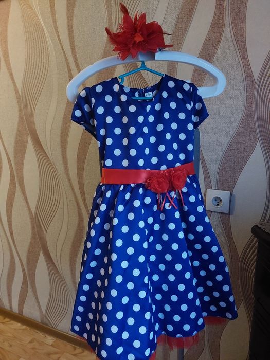 продам платья  для девочки  3-7лет нарядные