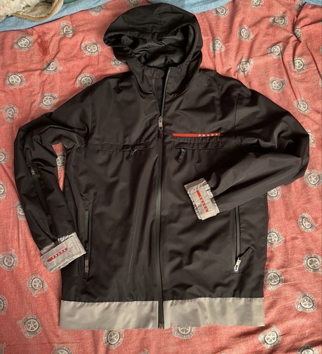 продам мужскуКуртку PRADA