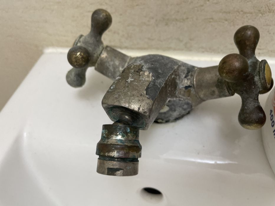 Execut lucrari sanitare scuimb robineti   Montat centrala  etc