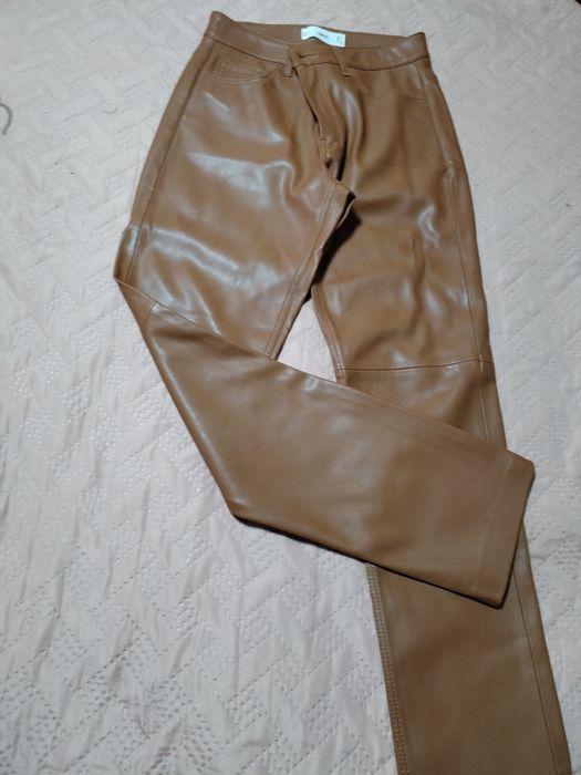 Pantaloni Mango din piele ecologica