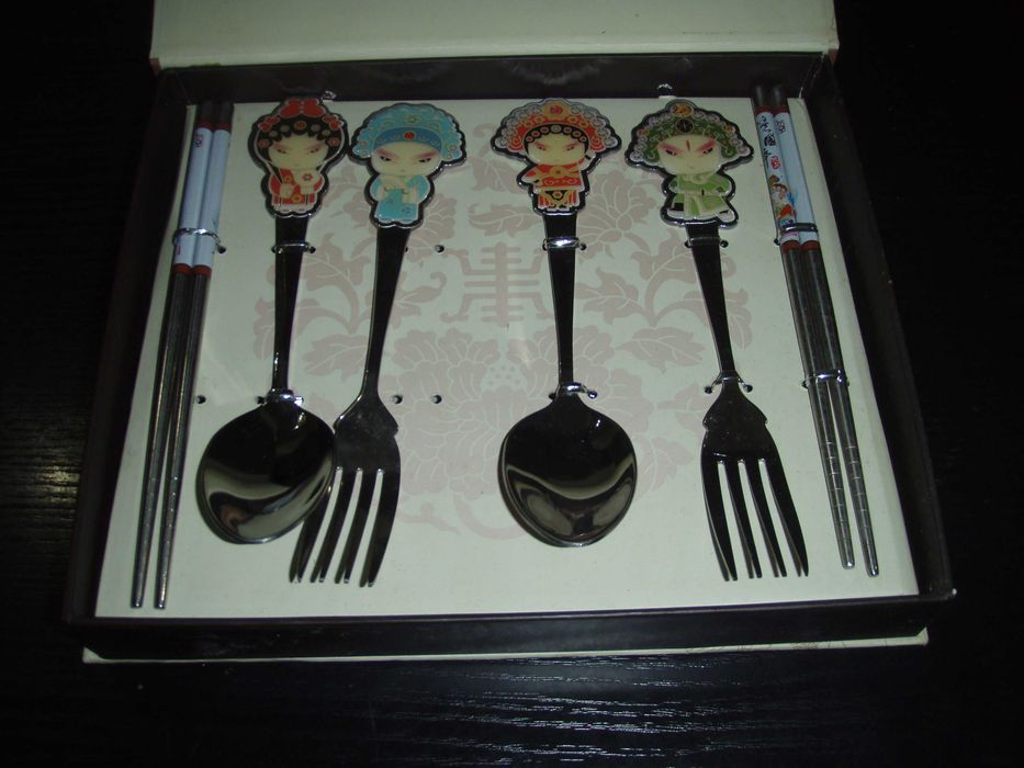Set tacamuri asiatice inox cu personaje ale operei din Beijing