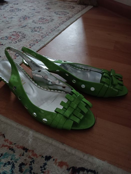 Продам женскую обувь