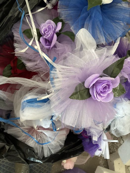 Flori de pus pe masini la nuntasi