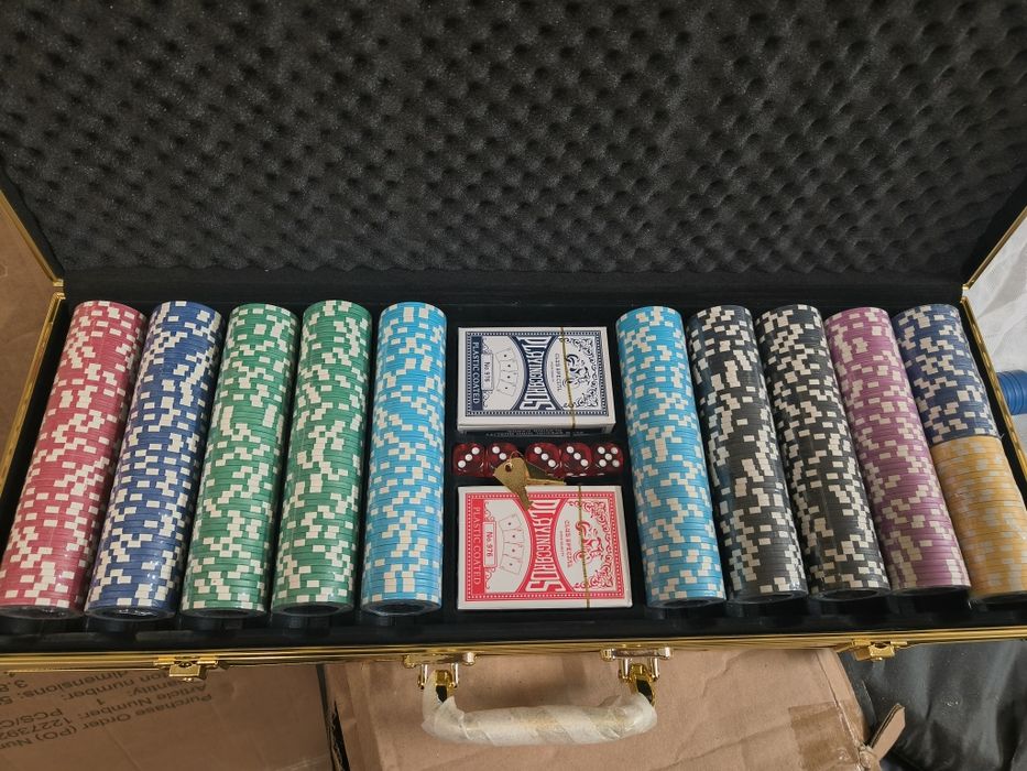 Покер комплект в алуминиево куфарче. Наличен и в черно