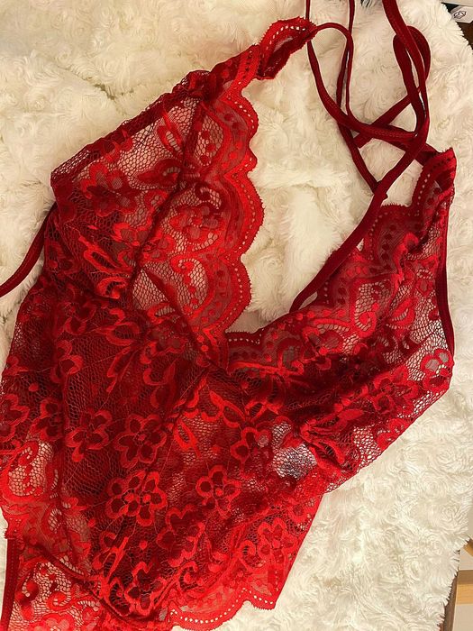 Body sexy dantela cu decupaj la spate. MARIMI: S, M, L