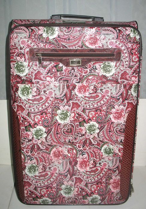 Чемодан с ручкой на колёсиках