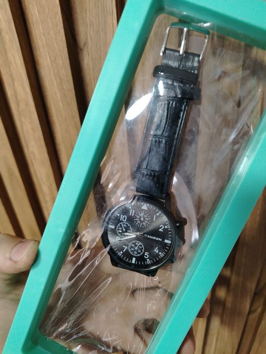 Saudiya Dan kelgan qo'l soat ishlatilmagan yangi qutisi sal yirtilgan