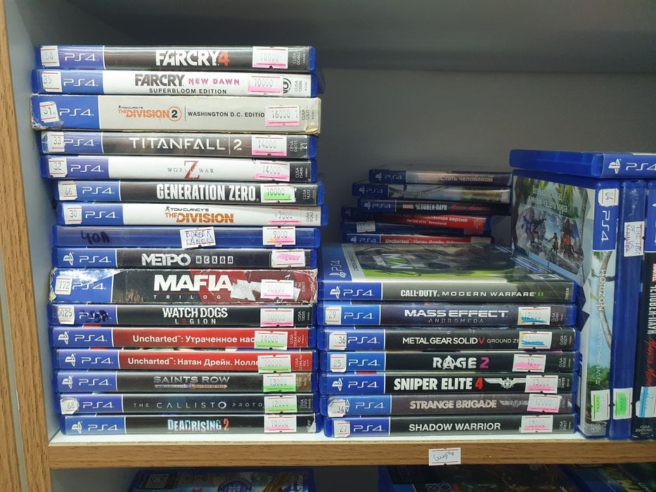 Продам пс4 фат + 2игры 2 джостик  в отличном состоянии цена 1 день