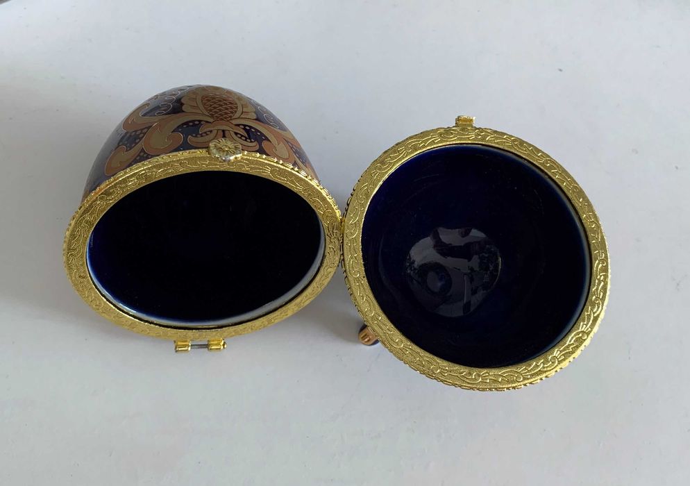 Ou decorativ tip Fabergé din porțelan cobalt cu suport cutie originală