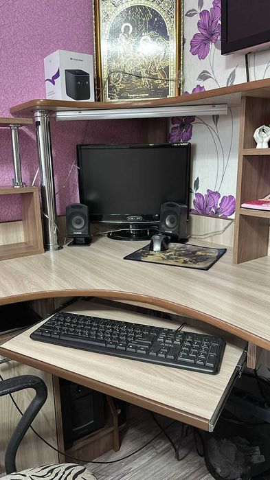 Продам стол компьютерный
