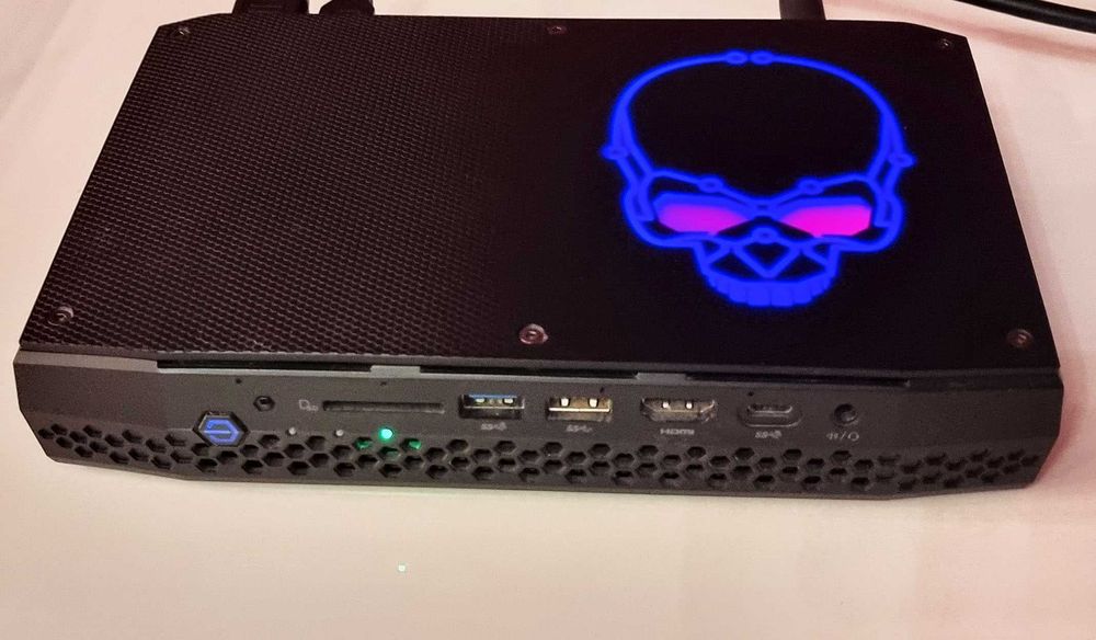 Intel Nuc NUC8i7HVK i7-8809G Radeon RX Vega, 64GB DDR4, 1TB M.2 SSD, WiFi 7, Windows 11