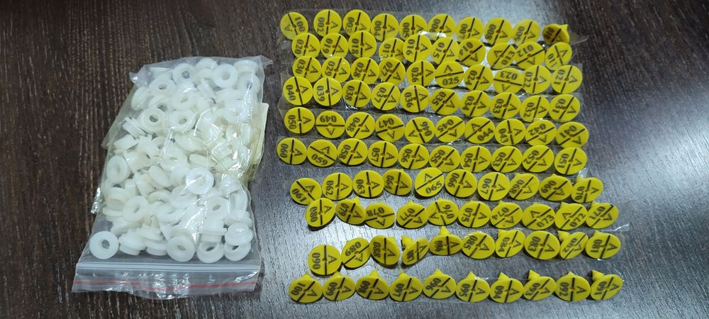 Для кроликов бирки и клипсатор