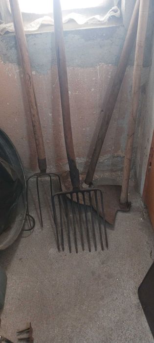 Мотики 2 броя Вилачи 2 броя