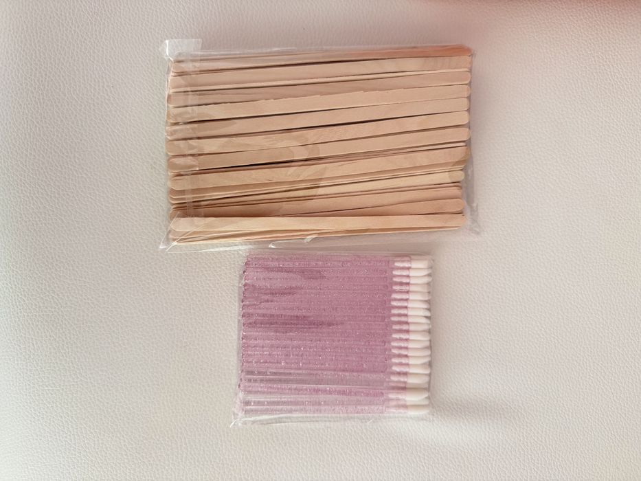 Кутийка с козметични консумативи + подарък